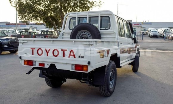 Acheter Import Voiture Toyota Pickup Blanc à Import - Dubai, Attapeu Province Acheter Import Voiture Toyota Pickup Blanc à Import - Dubai, Attapeu Province