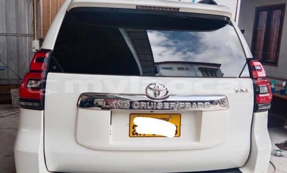 Buy Used Toyota Land Cruiser White Car in Vientiane in Vientiane Province Buy Used Toyota Land Cruiser White Car in Vientiane in Vientiane Province
