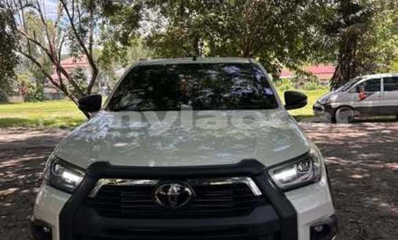 Buy Used Isuzu D–MAX White Car in Vientiane in Vientiane Province