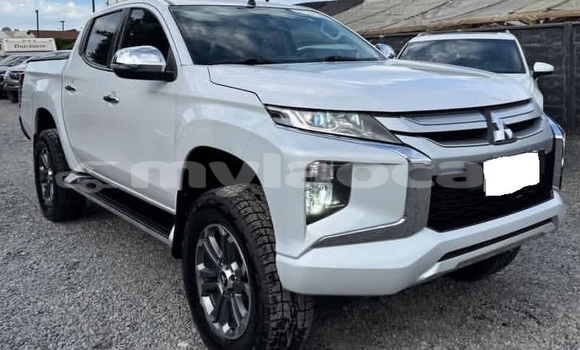 Buy Used Mitsubishi L200 White Car in Vientiane in Vientiane Province