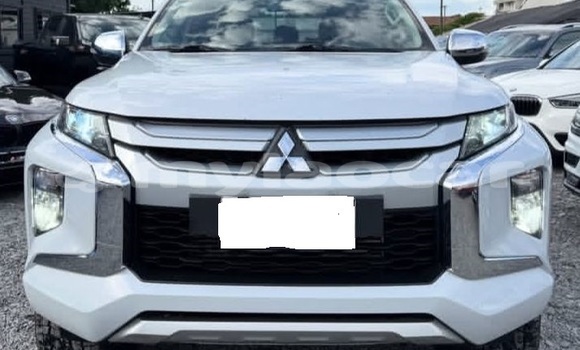Buy Used Mitsubishi L200 White Car in Vientiane in Vientiane Province