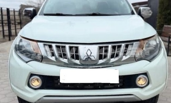 Buy Used Mitsubishi L200 White Car in Vientiane in Vientiane Province