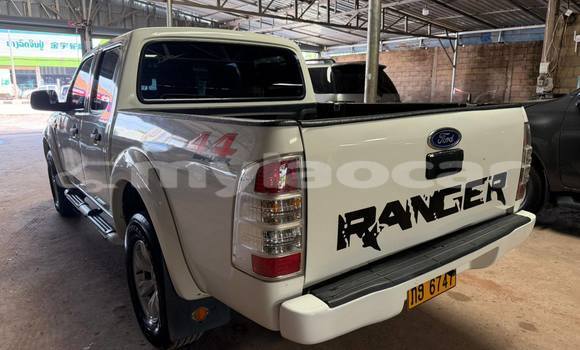 Buy Used Toyota Hilux White Car in Vientiane in Vientiane Province Buy Used Toyota Hilux White Car in Vientiane in Vientiane Province