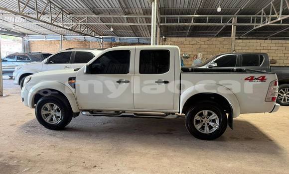Buy Used Toyota Hilux White Car in Vientiane in Vientiane Province Buy Used Toyota Hilux White Car in Vientiane in Vientiane Province