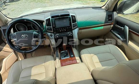 Buy Used Toyota Land Cruiser White Car in Vientiane in Vientiane Province Buy Used Toyota Land Cruiser White Car in Vientiane in Vientiane Province