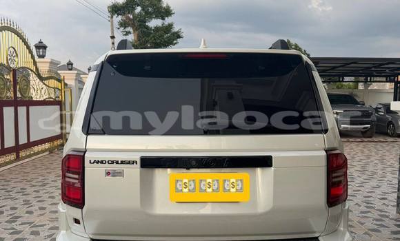 Buy Used Toyota Land Cruiser White Car in Vientiane in Vientiane Province Buy Used Toyota Land Cruiser White Car in Vientiane in Vientiane Province