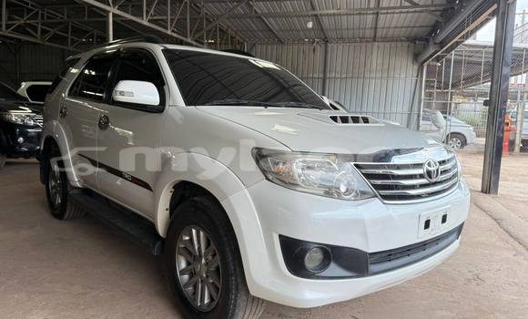 Buy Used Toyota Prado White Car in Vientiane in Vientiane Province
