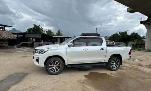 Acheter Occasion Voiture Toyota Hiluxe Revo Blanc à Vientiane, Vientiane Province Acheter Occasion Voiture Toyota Hiluxe Revo Blanc à Vientiane, Vientiane Province