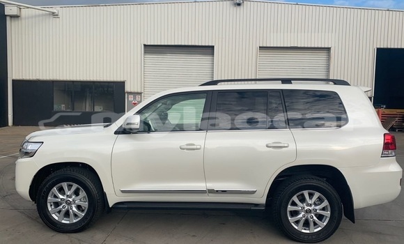 Buy Used Toyota Land Cruiser White Car in Vientiane in Vientiane Province Buy Used Toyota Land Cruiser White Car in Vientiane in Vientiane Province