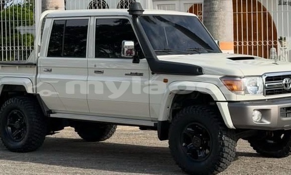 Buy Used Toyota Land Cruiser White Car in Vientiane in Vientiane Province