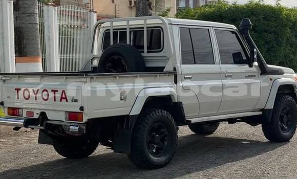 Buy Used Toyota Land Cruiser White Car in Vientiane in Vientiane Province Buy Used Toyota Land Cruiser White Car in Vientiane in Vientiane Province
