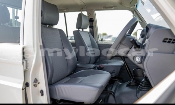 Buy Used Toyota Land Cruiser White Car in Vientiane in Vientiane Province Buy Used Toyota Land Cruiser White Car in Vientiane in Vientiane Province