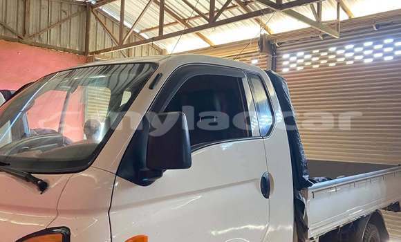 Buy Used Kia Avella White Car in Vientiane in Vientiane Province Buy Used Kia Avella White Car in Vientiane in Vientiane Province
