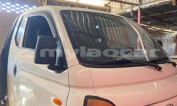 Buy Used Kia Avella White Car in Vientiane in Vientiane Province Buy Used Kia Avella White Car in Vientiane in Vientiane Province