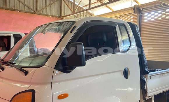 Buy Used Kia Avella White Car in Vientiane in Vientiane Province Buy Used Kia Avella White Car in Vientiane in Vientiane Province