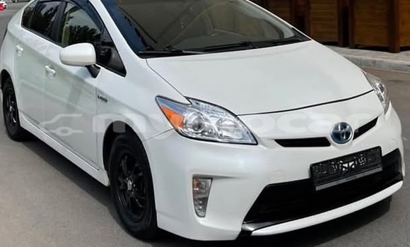 Buy Used Toyota Prius White Car in Vientiane in Vientiane Province