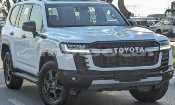 Buy Used Toyota Land Cruiser White Car in Vientiane in Vientiane Province