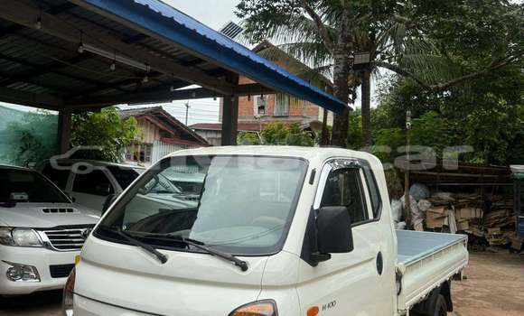 Buy Used Hyundai H1 White Car in Vientiane in Vientiane Province Buy Used Hyundai H1 White Car in Vientiane in Vientiane Province