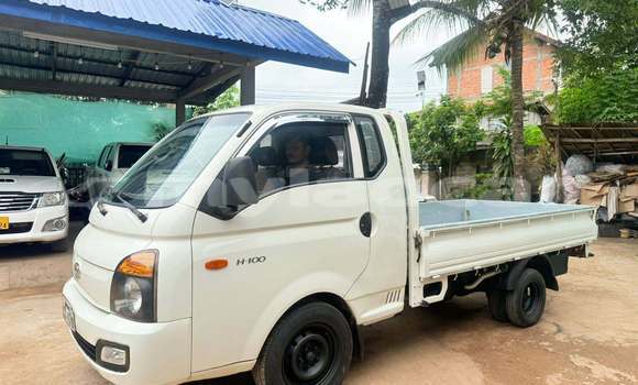 Buy Used Hyundai H1 White Car in Vientiane in Vientiane Province Buy Used Hyundai H1 White Car in Vientiane in Vientiane Province