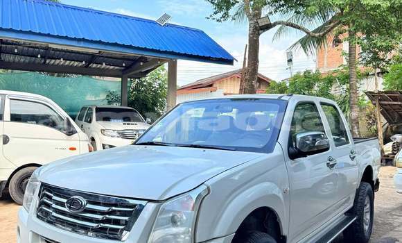 Buy Used Toyota Hilux White Car in Vientiane in Vientiane Province