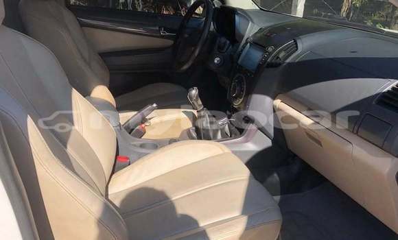 Buy Used Chevrolet S-10 Pickup White Car in Vientiane in Vientiane Province Buy Used Chevrolet S-10 Pickup White Car in Vientiane in Vientiane Province