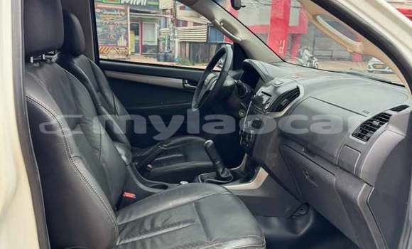 Buy Used Toyota Hiluxe Revo White Car in Vientiane in Vientiane Province Buy Used Toyota Hiluxe Revo White Car in Vientiane in Vientiane Province