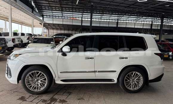 Buy Used Toyota Prado White Car in Vientiane in Vientiane Province Buy Used Toyota Prado White Car in Vientiane in Vientiane Province