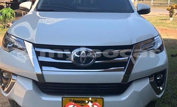 Buy Used Toyota Fortuner White Car in Vientiane in Vientiane Province Buy Used Toyota Fortuner White Car in Vientiane in Vientiane Province