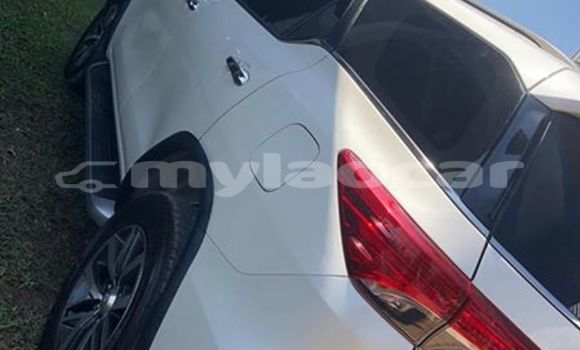 Buy Used Toyota Fortuner White Car in Vientiane in Vientiane Province Buy Used Toyota Fortuner White Car in Vientiane in Vientiane Province