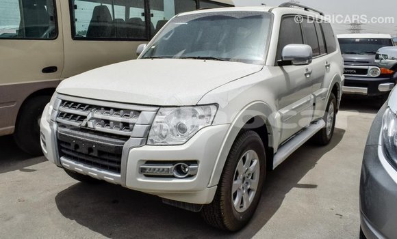 Acheter Import Voiture Mitsubishi Pajero Blanc à Import - Dubai, Attapeu Province Acheter Import Voiture Mitsubishi Pajero Blanc à Import - Dubai, Attapeu Province