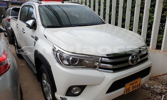 Buy Used Toyota Hilux White Car in Vientiane in Vientiane Province Buy Used Toyota Hilux White Car in Vientiane in Vientiane Province