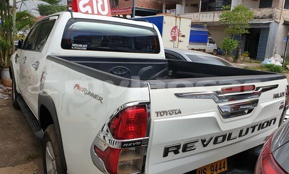 Buy Used Toyota Hilux White Car in Vientiane in Vientiane Province Buy Used Toyota Hilux White Car in Vientiane in Vientiane Province