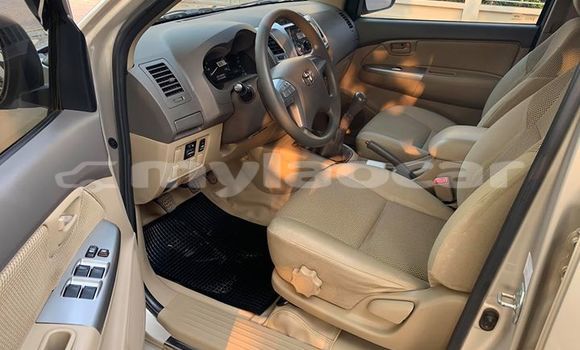 Buy Used Toyota Hilux Silver Car in Vientiane in Vientiane Province Buy Used Toyota Hilux Silver Car in Vientiane in Vientiane Province