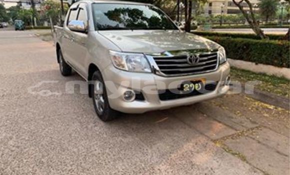 Buy Used Toyota Hilux Silver Car in Vientiane in Vientiane Province Buy Used Toyota Hilux Silver Car in Vientiane in Vientiane Province