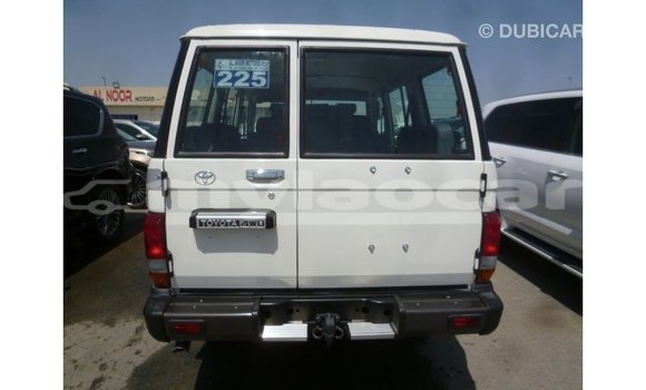 Acheter Import Voiture Toyota Land Cruiser Blanc à Import - Dubai, Attapeu Province Acheter Import Voiture Toyota Land Cruiser Blanc à Import - Dubai, Attapeu Province