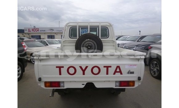 Acheter Import Voiture Toyota Land Cruiser Blanc à Import - Dubai, Attapeu Province Acheter Import Voiture Toyota Land Cruiser Blanc à Import - Dubai, Attapeu Province