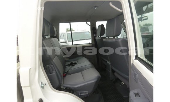 Acheter Import Voiture Toyota Land Cruiser Blanc à Import - Dubai, Attapeu Province Acheter Import Voiture Toyota Land Cruiser Blanc à Import - Dubai, Attapeu Province
