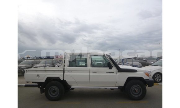 Acheter Import Voiture Toyota Land Cruiser Blanc à Import - Dubai, Attapeu Province Acheter Import Voiture Toyota Land Cruiser Blanc à Import - Dubai, Attapeu Province