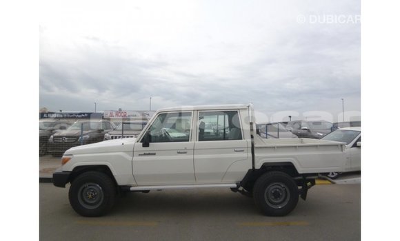 Acheter Import Voiture Toyota Land Cruiser Blanc à Import - Dubai, Attapeu Province Acheter Import Voiture Toyota Land Cruiser Blanc à Import - Dubai, Attapeu Province