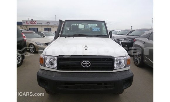 Acheter Import Voiture Toyota Land Cruiser Blanc à Import - Dubai, Attapeu Province Acheter Import Voiture Toyota Land Cruiser Blanc à Import - Dubai, Attapeu Province