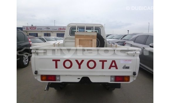 Acheter Import Voiture Toyota Land Cruiser Blanc à Import - Dubai, Attapeu Province Acheter Import Voiture Toyota Land Cruiser Blanc à Import - Dubai, Attapeu Province