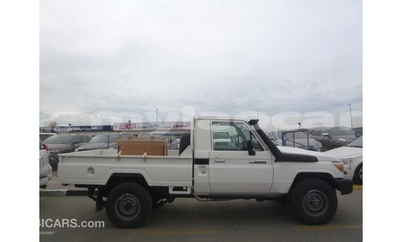 Acheter Import Voiture Toyota Land Cruiser Blanc à Import - Dubai, Attapeu Province Acheter Import Voiture Toyota Land Cruiser Blanc à Import - Dubai, Attapeu Province