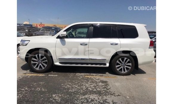 Acheter Import Voiture Toyota Land Cruiser Blanc à Import - Dubai, Attapeu Province Acheter Import Voiture Toyota Land Cruiser Blanc à Import - Dubai, Attapeu Province