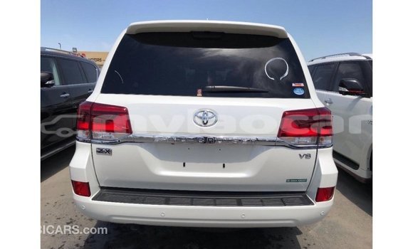 Acheter Import Voiture Toyota Land Cruiser Blanc à Import - Dubai, Attapeu Province Acheter Import Voiture Toyota Land Cruiser Blanc à Import - Dubai, Attapeu Province