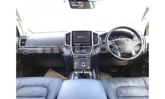 Acheter Import Voiture Toyota Land Cruiser Blanc à Import - Dubai, Attapeu Province Acheter Import Voiture Toyota Land Cruiser Blanc à Import - Dubai, Attapeu Province