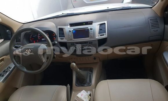 Buy Used Toyota Hilux White Car in Vientiane in Vientiane Province Buy Used Toyota Hilux White Car in Vientiane in Vientiane Province