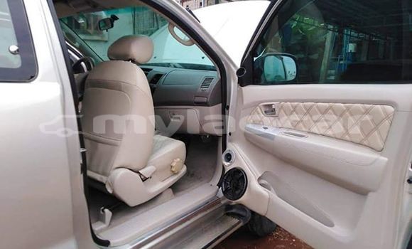 Buy Used Toyota Hilux Silver Car in Vientiane in Vientiane Province Buy Used Toyota Hilux Silver Car in Vientiane in Vientiane Province