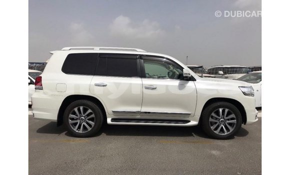 Acheter Import Voiture Toyota Land Cruiser Blanc à Import - Dubai, Attapeu Province Acheter Import Voiture Toyota Land Cruiser Blanc à Import - Dubai, Attapeu Province