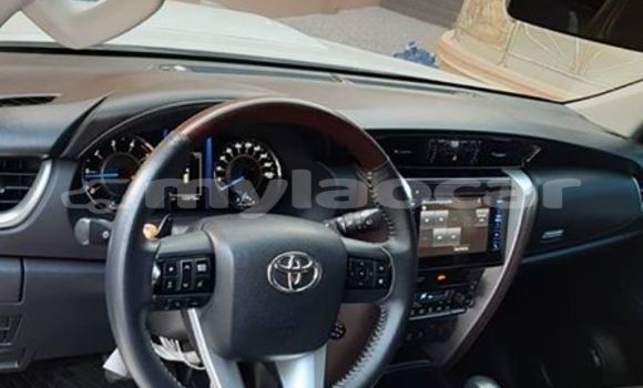Buy Used Toyota Fortuner White Car in Vientiane in Vientiane Province Buy Used Toyota Fortuner White Car in Vientiane in Vientiane Province