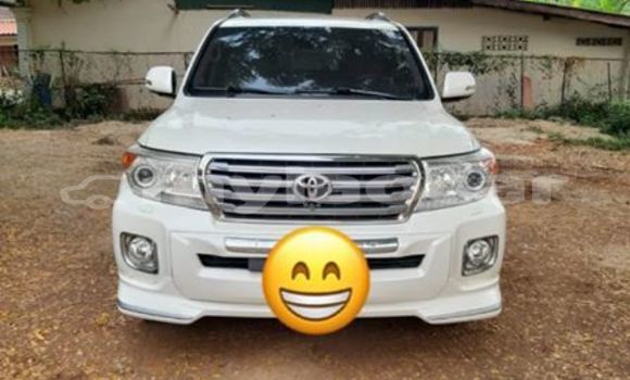 Buy Used Toyota Land Cruiser Prado White Car in Vientiane in Vientiane Province Buy Used Toyota Land Cruiser Prado White Car in Vientiane in Vientiane Province